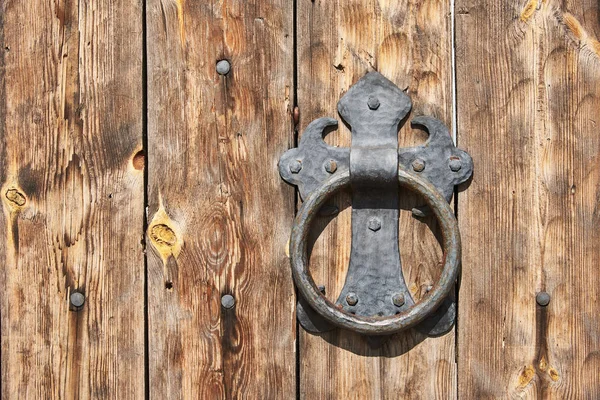 Fragmento Una Puerta Madera Con Mango Metal Hecho Mano — Foto de Stock