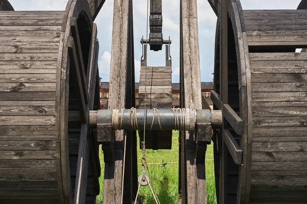 Θραύσμα Αρχαίου Ξύλινου Καταπέλτη Στο Φόντο Των Τειχών Του Φρουρίου — Φωτογραφία Αρχείου