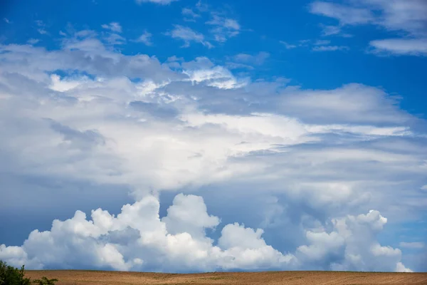 空に積雲と美しい夏の風景 ロイヤリティフリーのストック画像