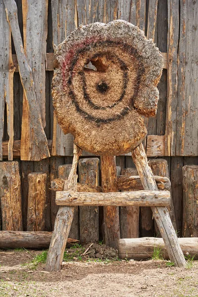 木製の柵を背景にしたアーチ型の標的 ストック写真