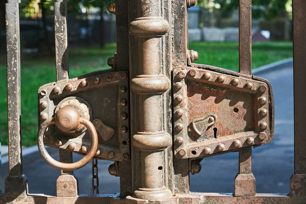 Fragmento Puertas Metálicas Viejas Cubiertas Óxido Con Cerradura — Foto de Stock
