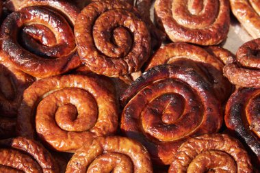 Güneş ışığında ızgara sosis.