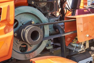 Motordan şanzımana V-kayışlı enerji iletimi