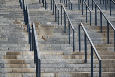 Metal parmaklıklı granit bloklardan yapılmış büyük bir merdiven parçası.