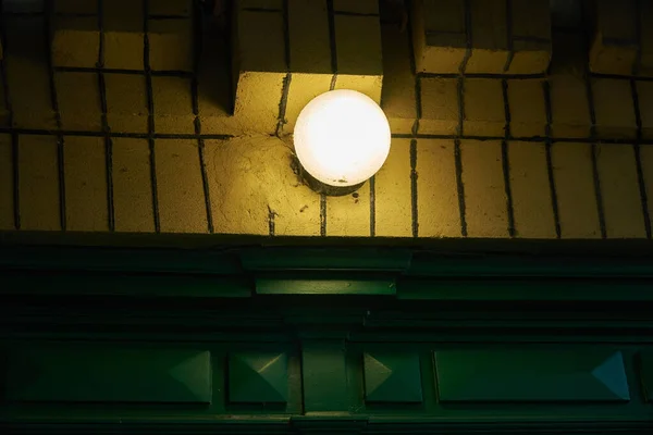 Ένα Φανάρι Έναν Τοίχο Από Τούβλα Φωτίζει Την Είσοδο Του — Φωτογραφία Αρχείου