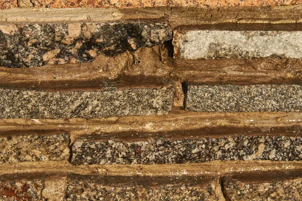 Fragment Einer Mauer Aus Kleinen Granitblöcken Der Wand Fließt Eine — Stockfoto