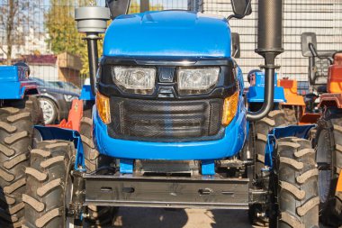 Küçük çiftliklerde tarım için mini traktör