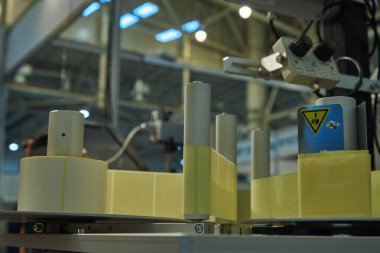 Etiket yazdırma için kağıt kurdele besleyicisi