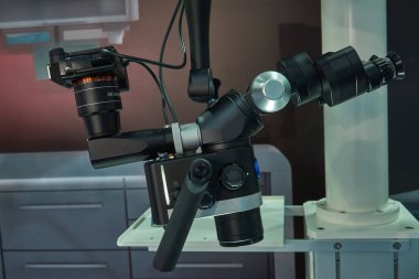 Mikroskoplu optik sistem ve dişçilikte çeşitli nesneleri incelemek için bir film kamerası.