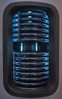 Isıtma sistemleri için ısı tankının iç yapısı. Bu bir iç sıcak su tankı, ısı değiştirici borular, kalın bir termal yalıtım tabakası.