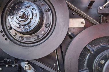 Otomatik kemer germe mekanizmalı kemer sürücüsü. Bir biçerdöver parçası.