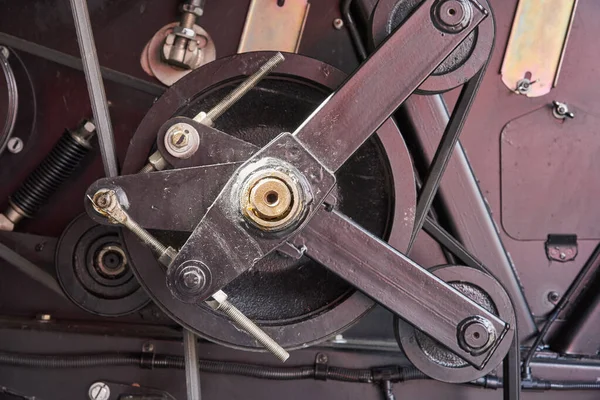 ベルト張力機構付きベルト駆動 コンバインハーベスターの破片 — ストック写真