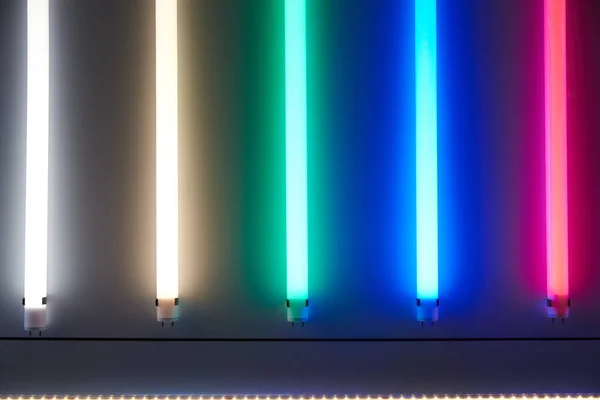 Leuchtstofflampen Mit Verschiedenen Farben Der Lumineszenz Energiespartechnologien Hintergrund Stockbild