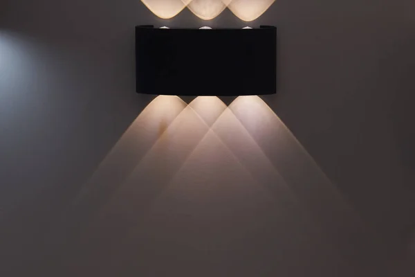 Led 発光ダイオード ランプ付き照明器 省エネ技術 ロイヤリティフリーのストック写真