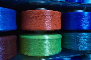 Sentetik ambalaj ipiyle büyük renkli bobinler. Arkaplan