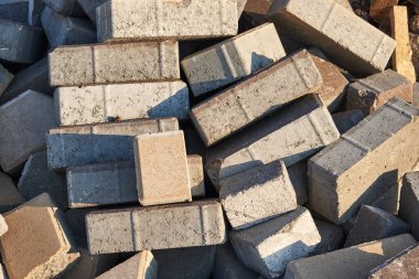 Döşeme levhalarından sonra bir yığın atık. Arkaplan