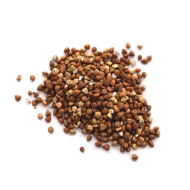 Beyaz arkaplanda karabuğday tahılı izole