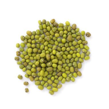 Mung fasulyeleri beyaz arkaplanda izole