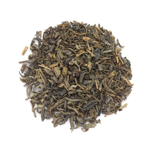 Foglie di tè verde secco isolato su bianco — Foto Stock