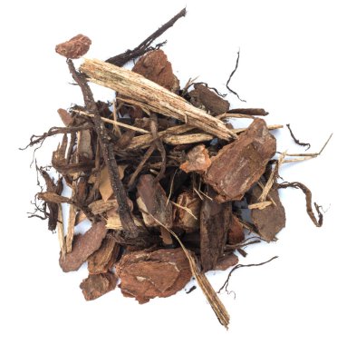 İzole çam ağacı kabuğu çip yığını