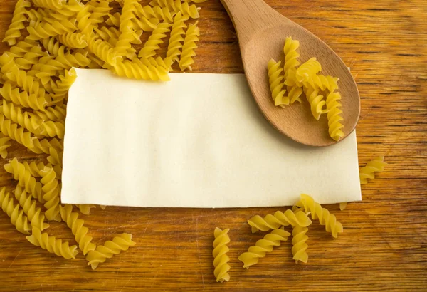 Cuchara de madera y pasta seca — Foto de Stock