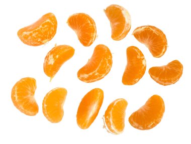 Olgun sulu mandalina dilimleri izole