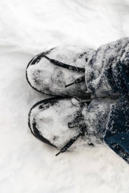 Siyah Çizmeli taze kar beyaz