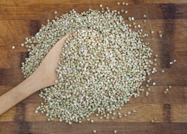 Ahşap bir zemin üzerine yeşil buğday tahıl Kuru