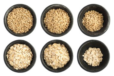 Siyah demir kapta çiğ kuru yulaf gevreği tahıl yığın ayarla