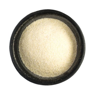 Siyah demir kapta beyaz kuru pişmemiş irmik yığın