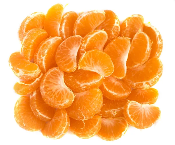 Reife saftige Mandarinenscheiben isoliert — Stockfoto