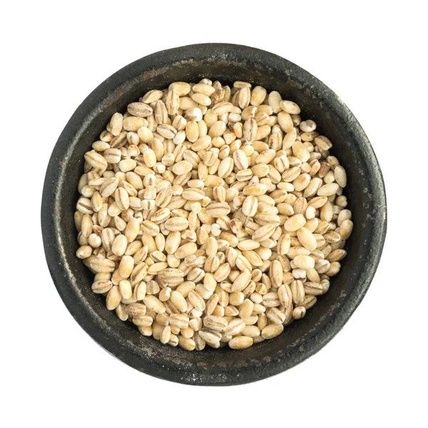 Raw suchý ječmen Pearl zrna haldy v černé železné Bowl — Stock fotografie