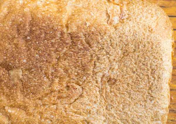 古いカッティング ボード背景上のパンのスライス — ストック写真