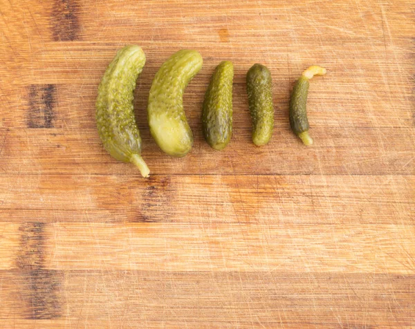 Pasticcini o cetrioli sottaceto fatti in casa su sfondo di legno rustico — Foto Stock