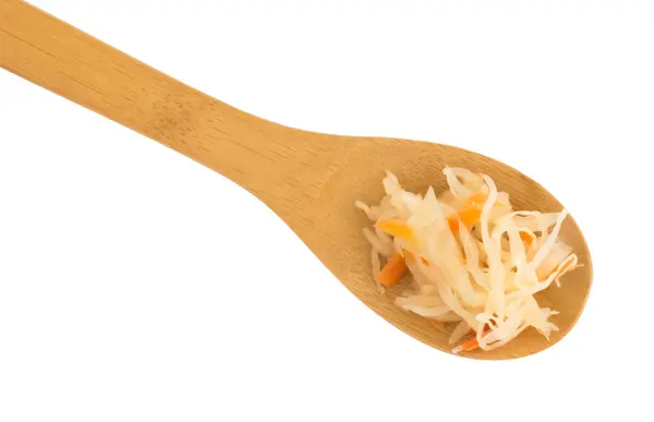 Sauerkraut casero y zanahorias sobre fondo de madera — Foto de Stock