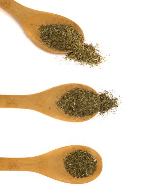 Kurutulmuş fesleğen pul izole yığını