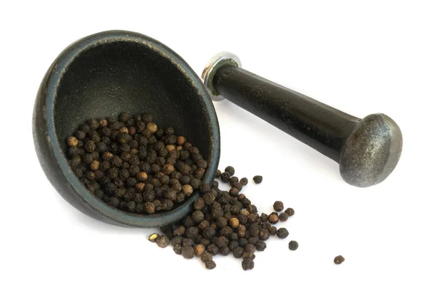 Kupie nasiona gorący pieprz czarny na białym tle — Zdjęcie stockowe