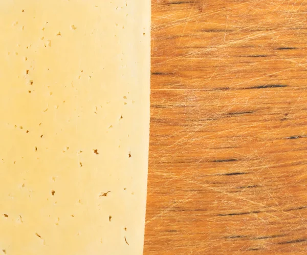 Queso en rodajas sobre fondo rústico de madera —  Fotos de Stock