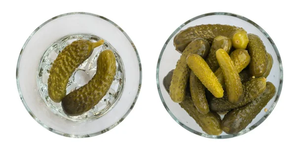 Cetrioli o cetrioli sottaceto fatti in casa in una ciotola rotonda di vetro — Foto Stock