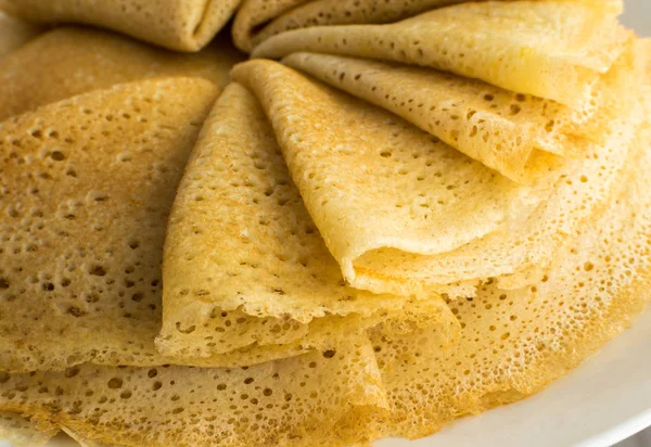 Stapel von dünnen Pfannkuchen oder Crêpes — Stockfoto