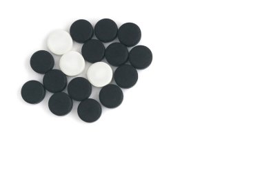 Siyah aktif kömür ve beyaz kloramfenikol Tablet