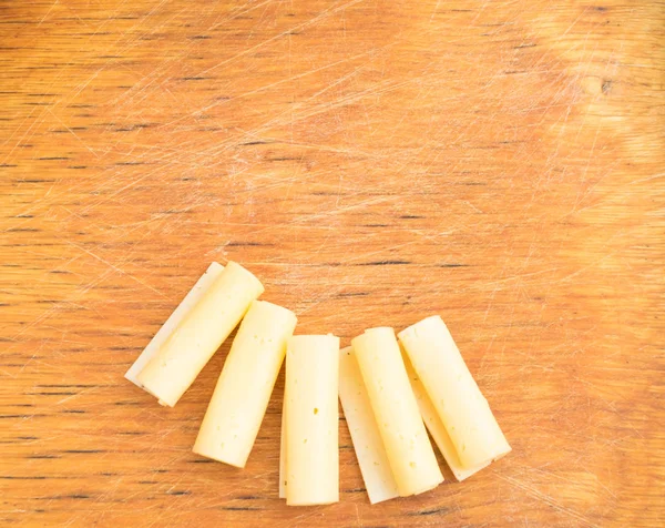 소박한 나무 배경 위에 치즈를 슬라이스 — 스톡 사진