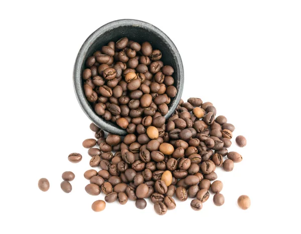 Geroosterde koffiebonen verspreide uit de Black Bowl geïsoleerd — Stockfoto