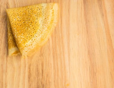 İnce krep yerken üzerine ahşap arka plan Üstten Görünüm