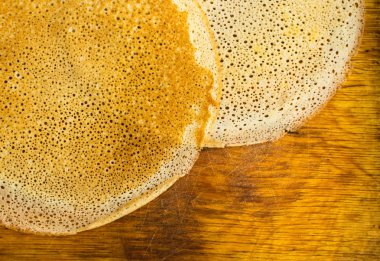 İnce krep yerken üzerine ahşap arka plan Üstten Görünüm