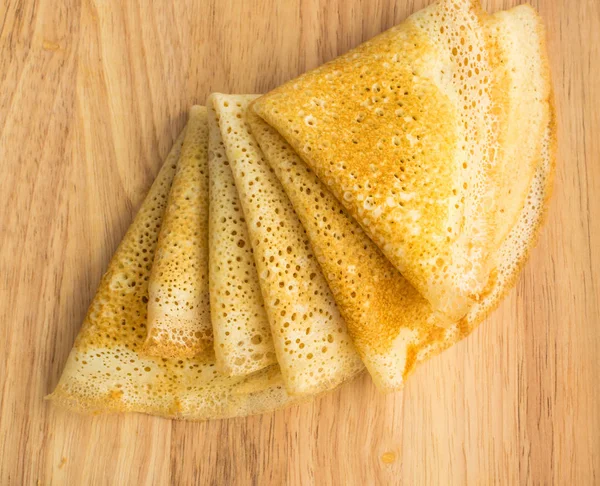 Tunna pannkakor på en trä bakgrund ovanifrån — Stockfoto