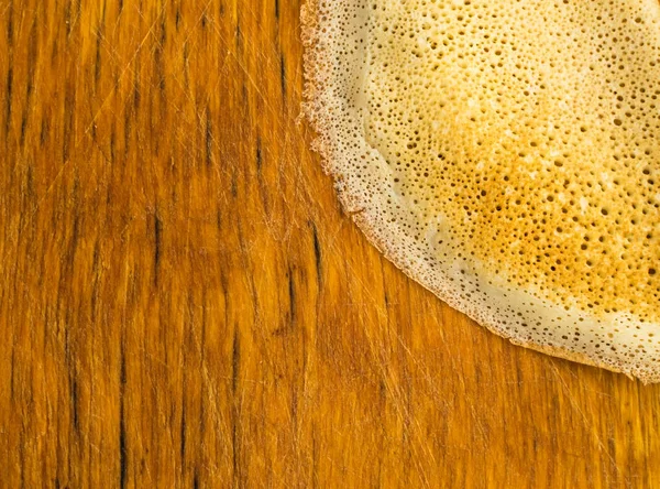 Tunna pannkakor på en trä bakgrund ovanifrån — Stockfoto