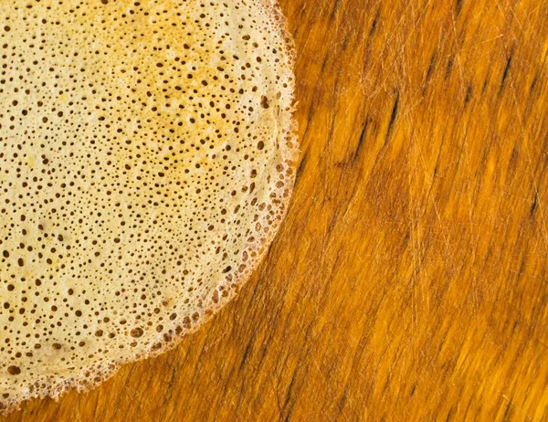 Dünne Pfannkuchen auf einem hölzernen Hintergrund Draufsicht — Stockfoto