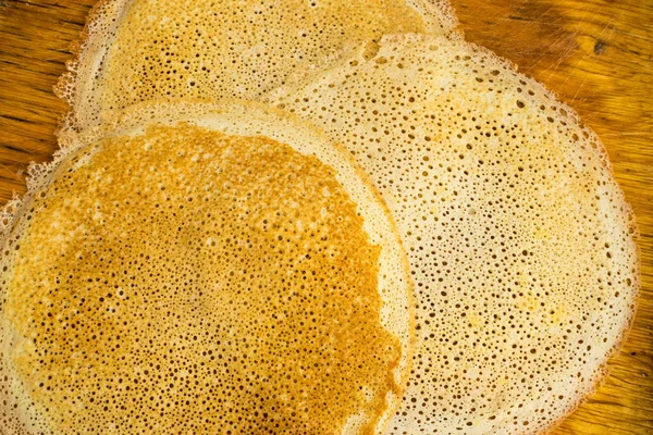 Crêpes minces sur un fond en bois Vue du dessus — Photo