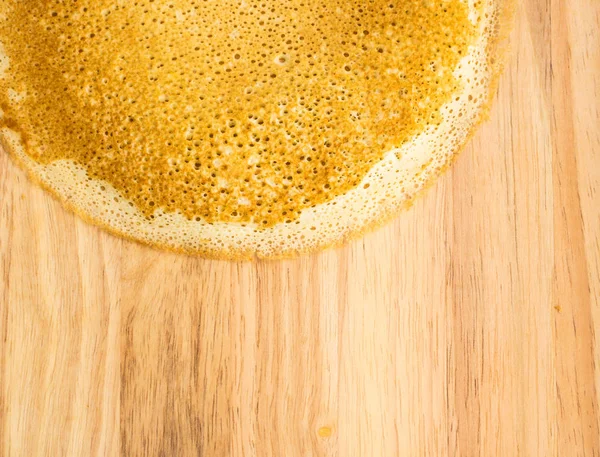 Pancake sottili su uno sfondo di legno Vista dall'alto. Crepes fresche fatte in casa — Foto Stock